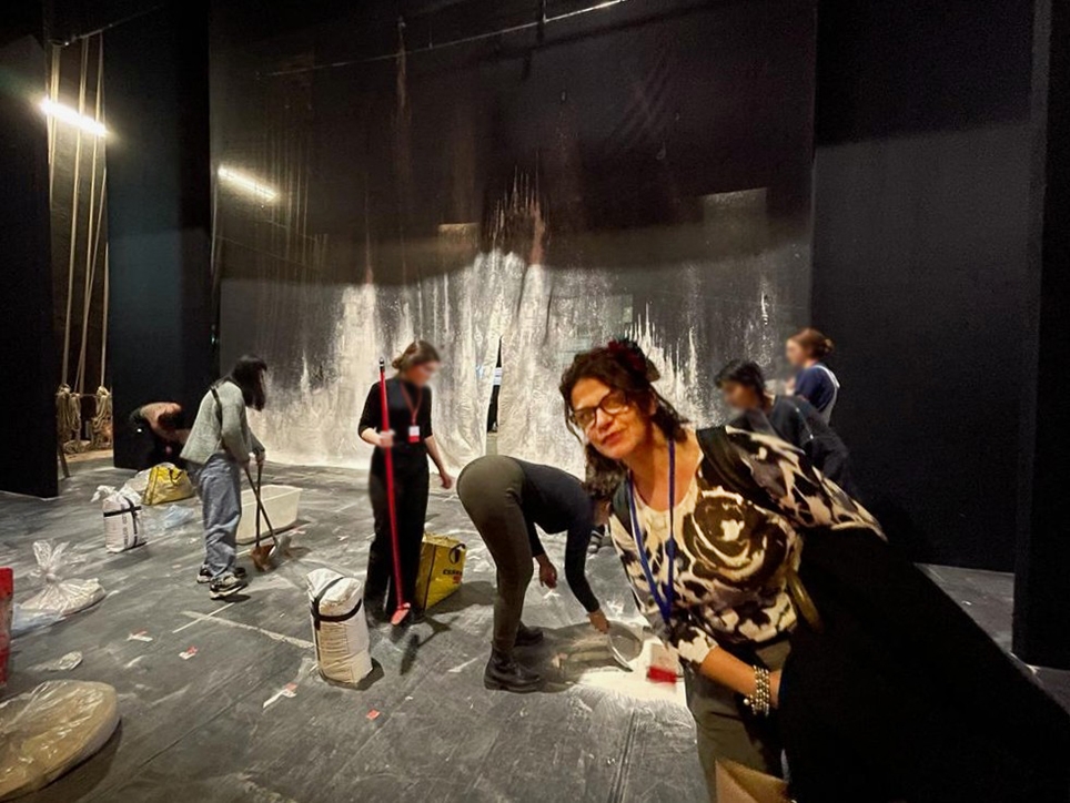 Cristina sul palco del teatro 